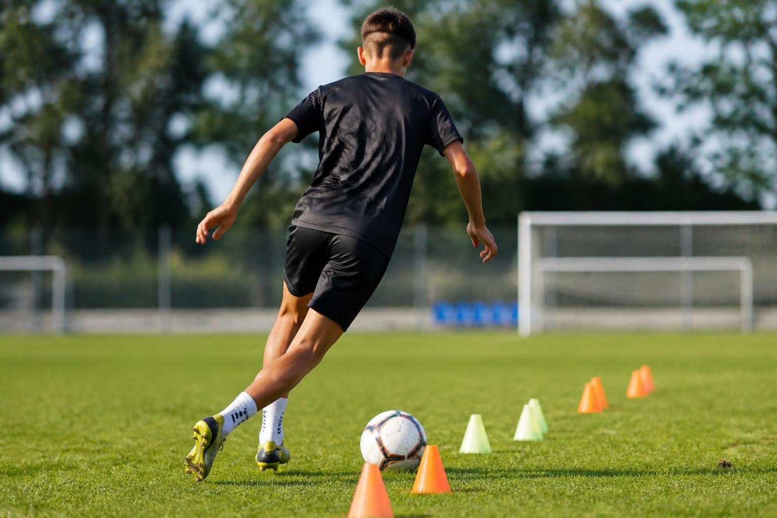 Jugendspieler beim Dribbling durch einen Hütchenparcours